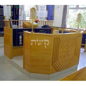 בימה ותיבה בבית הכנסת אוהב צדק, כפר סבא- קשת רהיטים