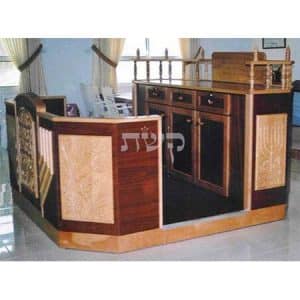 בימה ותיבה בבית הכנסת בנהריה- קשת רהיטי עץ ומתכת